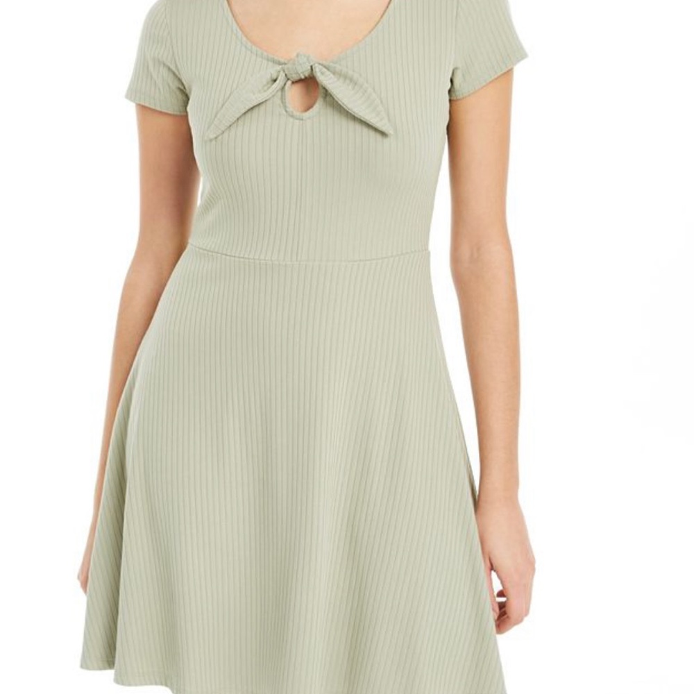 A pale green dress size L
